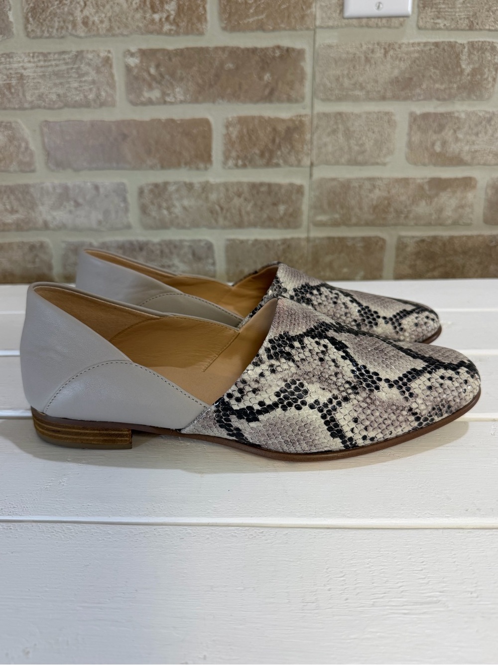 Clarks Pure Tone Gray Python Print Leather Flats Loafers Women’s US 9.5